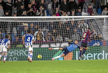 Dela transformó en el minuto 93 el penalti cometido por Mariezkurrena.