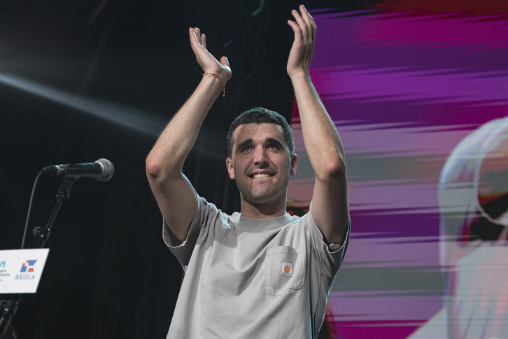 Etxebarriazarragak jantzi du Bizkaiko txapela.