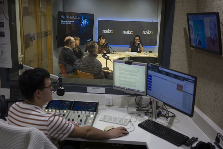 Mesa redonda sobre la Inteligencia Artificial en NAIZ Irratia, con Beñat Erezuma, Simón Peña, Usue Mori, Itxaso León y Ane Urkiri.