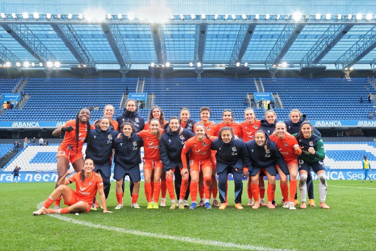 Las jugadoras de la Real celebran el pase a cuartos sobre el césped de Riazor. (Real Sociedad)