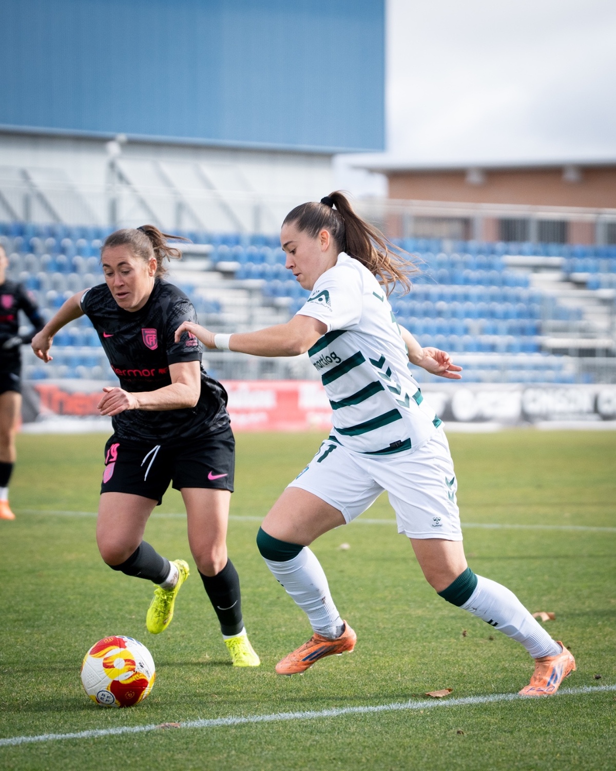 Laura Camino intenta superar a Núria Mendoza. (SDEibar)