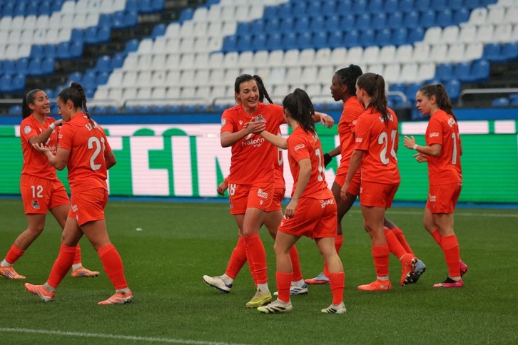 Lavogez felicita a Intza por su gol en el partido entre Deportivo y Real en Riazor de octavos de final de Copa. 