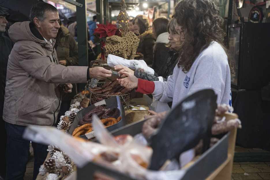 Baserriko produktuak erosteko aukera izan dute herritarrek.