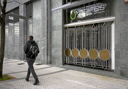 A la izquierda, centro de rehabilitación psicosocial de Agifes en Benta Berri, en Donostia. A la derecha, hospital de Bermeo.