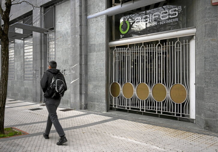 A la izquierda, centro de rehabilitación psicosocial de Agifes en Benta Berri, en Donostia. A la derecha, hospital de Bermeo.