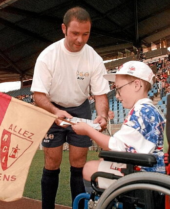 En la imagen principal, Jean-Marc Bosman firma un autógrafo a un seguidor de Lens, tres años después de aprobarse la ley Bosman. En esta página, arriba, Bosman con sus abogados en diciembre de 1995.