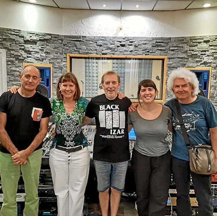 Arriba, imagen de Los Motos tomada en 1982.