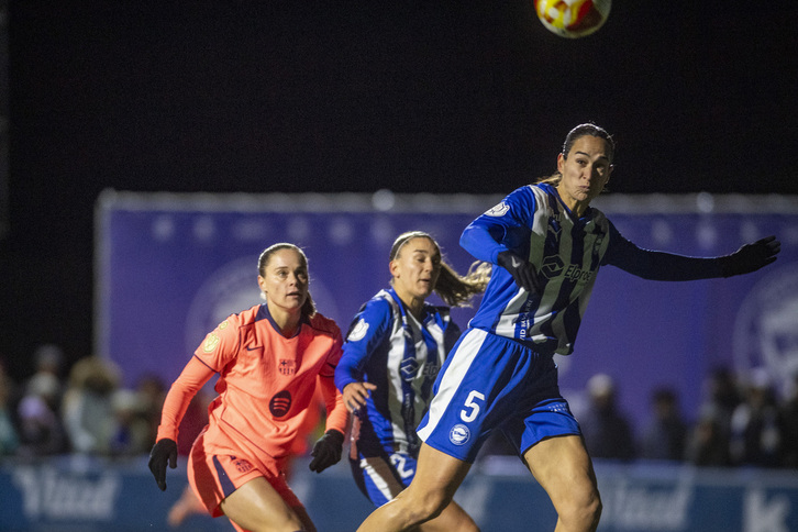 Inés Altamira despeja el balón en presencia de Pajor.