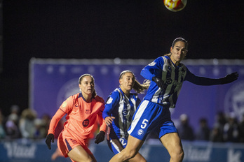 Inés Altamira despeja el balón en presencia de Pajor en el partido de Copa ente Alavés y Barcelona en Ibaia.