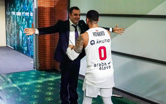 Marcus Howard se abraza con su técnico, Paolo Galbiati, a la finalización del choque y ya en el túnel de vestuarios.