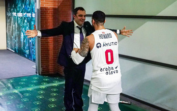 Marcus Howard se abraza con su técnico, Paolo Galbiati, a la finalización del choque y ya en el túnel de vestuarios.