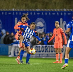 Elene Viles protege el balón ante Alba Caño.