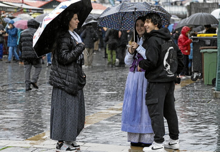 Bilboko San Tomas eguneko azokan ateratako argazkiak. Euritan ere festarako gogoa sumatzen zen.