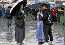 Bilboko San Tomas eguneko azokan ateratako argazkiak. Euritan ere festarako gogoa sumatzen zen.