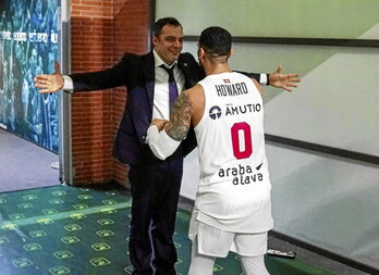 Howard se abraza con Galbiati.