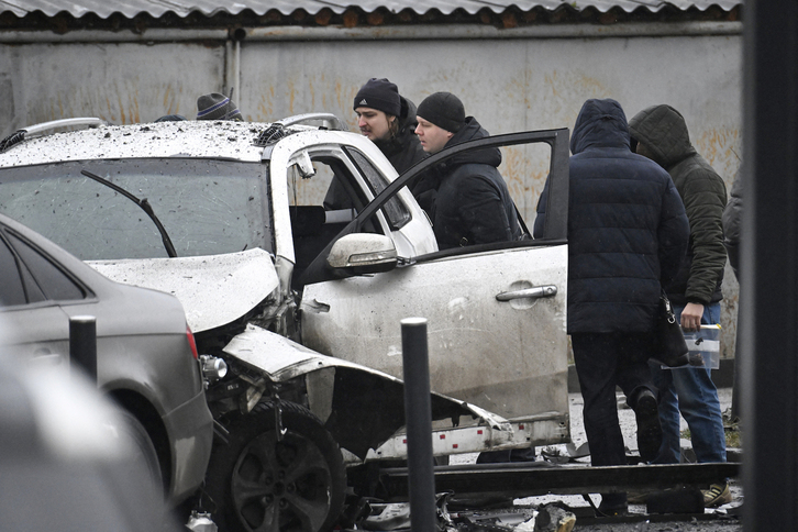 Investigadores trabajan en el coche del jefe de operaciones del Estado Mayor tras el ataque.