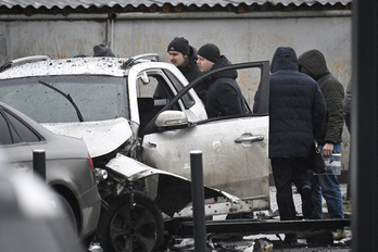 Investigadores trabajan en el coche del jefe de operaciones del Estado Mayor tras el ataque.