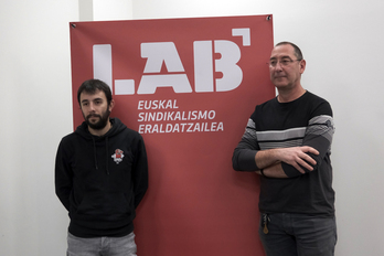 Asier Calderon eta Raul Portillo Iruñeko LABen egoitzen egin duten agerraldian.