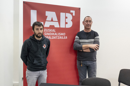 Asier Calderon eta Raul Portillo Iruñeko LABen egoitzen egin duten agerraldian.