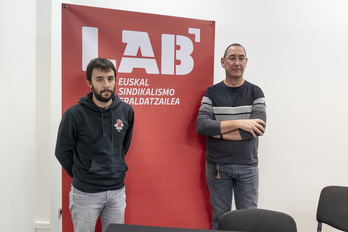 Asier Calderon eta Raul Portillo Iruñeko LABen egoitzen egin duten agerraldian.