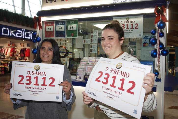 Parte de un quinto premio se ha vendido en el centro comercial Urbil, en Usurbil. (Jon URBE/FOKU)