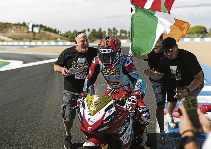 jaleado por los suyos tras ganar la última carrera en Jerez. TEAM 109