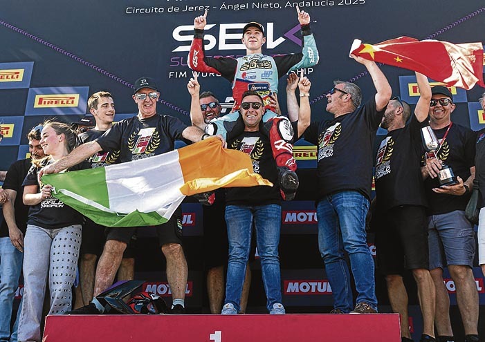 Beñat Fernández, subido a los hombros de Efrén Vázquez en el podio de Jerez, rodeados de allegados y la gente de su equipo. TEAM 109