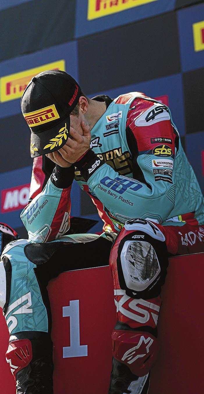 Beñat Fernández en el podio. Team 109