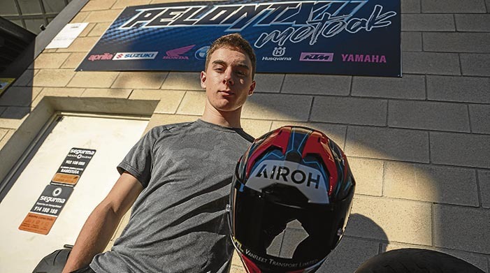 Beñat Fernández posa a las puertas de Pelontxu Motoak, el taller de su padre en Andoain. Aitor Karasatorre | FOKU