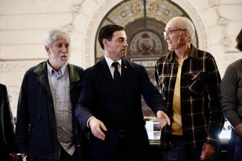 Pradales saluda al hijo de Txomin Letamendi y Karmele Urresti, en el acto de Bilbo.