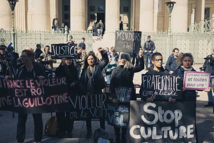 Movilización de apoyo a Gisele Pelicot, a cuyo caso recuerda el sufrido ahora por esta mujer inglesa, Joanne Young.