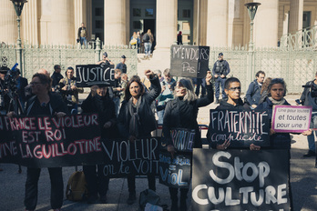 Movilización de apoyo a Gisele Pelicot, a cuyo caso recuerda el sufrido ahora por esta mujer inglesa, Joanne Young.