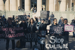 Movilización de apoyo a Gisele Pelicot, a cuyo caso recuerda el sufrido ahora por esta mujer inglesa, Joanne Young.