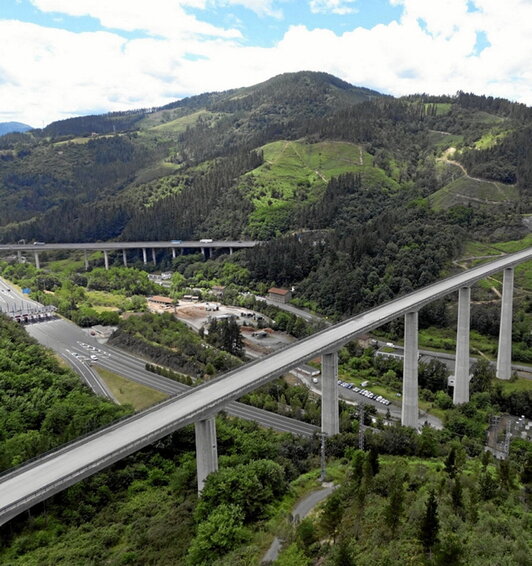 El nudo de Bergara está integrado por una sucesión de una decena de túneles y otros tantos viaductos.