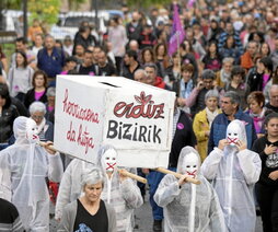 Integrantes de Erdiz Bizirik en una protesta.