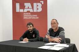 Asier Calderon eta Raul Portillo, Iruñeko LABen egoitzan egin zuten agerraldian.