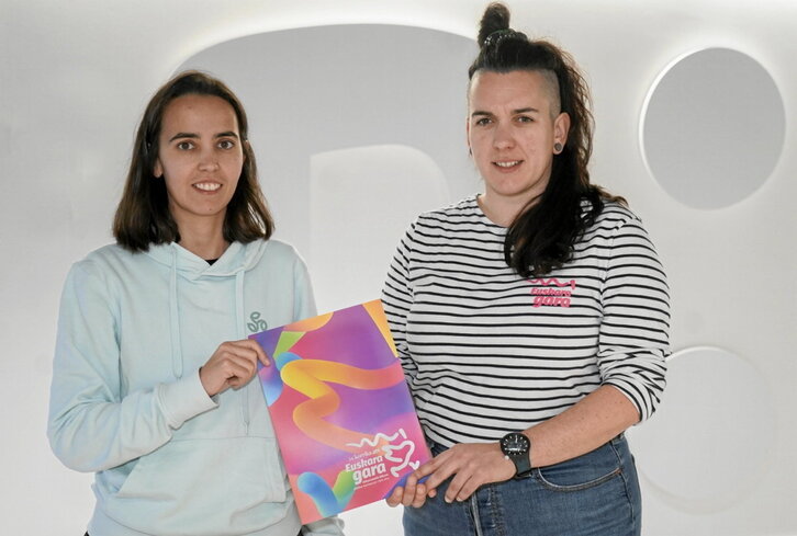 Ane Urkiri NAIZeko zuzendaria eta Ane Elordi Korrikako arduraduna, ituna berritzen.