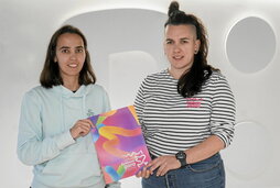 Ane Urkiri NAIZeko zuzendaria eta Ane Elordi Korrikako arduraduna, ituna berritzen.