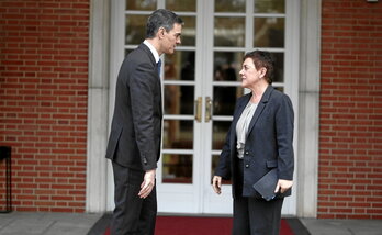 Pedro Sánchez y Mertxe Aizpurua, en un encuentro en Moncloa en marzo pasado.