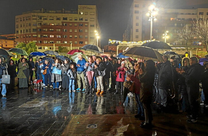 Concentración de repulsa de ayer por la tarde en Barakaldo, tras confirmarse la muerte violenta de la mujer.