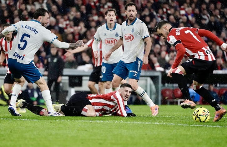 Berenguer se dispone a rematar con Sancet en el suelo.