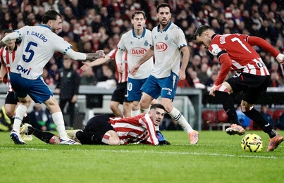 Berenguer se dispone a rematar con Sancet en el suelo.