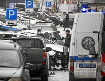 Investigadores trabajan junto al vehículo que explotó.