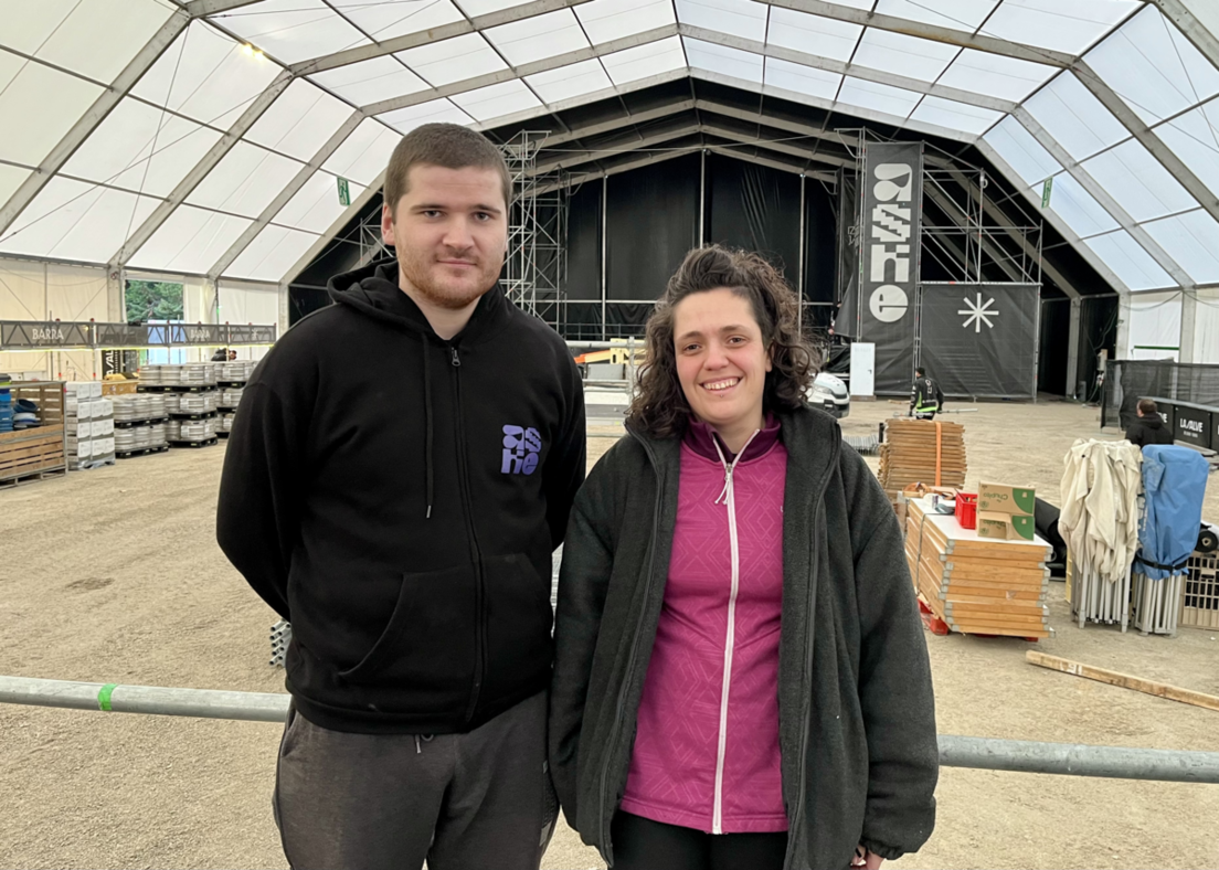 Oihan Ekiza eta Nerea Eugi, Aske jaialdiko antolakuntza taldeko kideak.