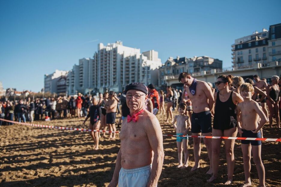 Les Dauphins biarrots se sont jetés à l’eau au profit de la lutte contre le cancer à la Grande Plage, le 1er janvier. 