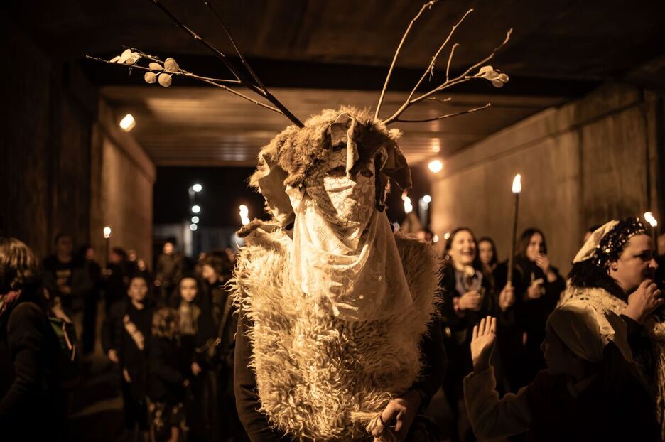 Un être mi-animal mi-végétal s’est mêlé aux sorcières lors Sorgin Gaua, le 14 février, à Ciboure. 