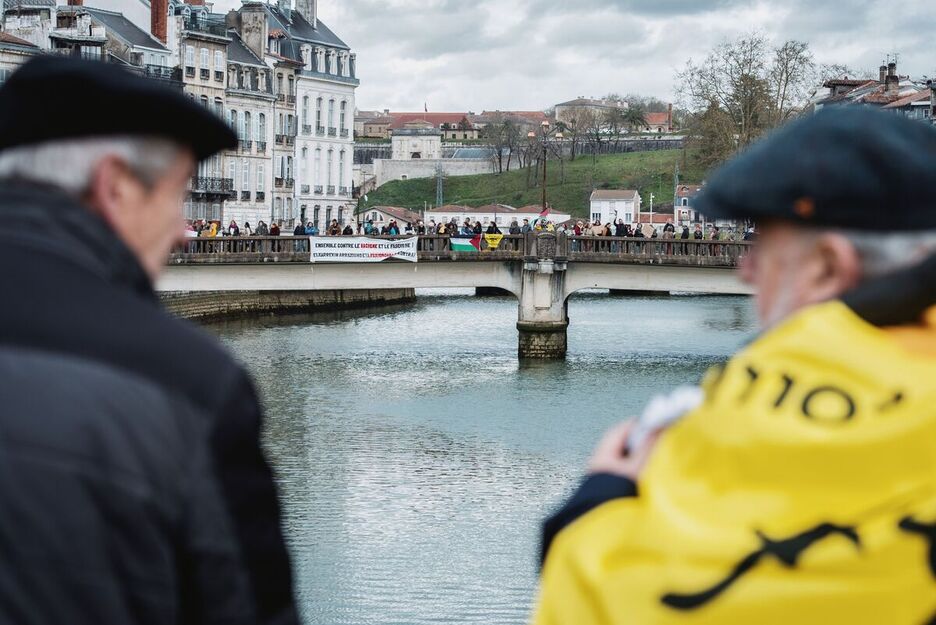 Près de 300 personnes ont formé une chaîne humaine à Bayonne pour dénoncer le racisme. 