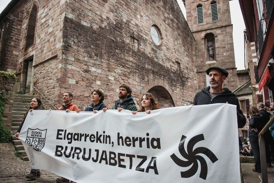Le défilé d'Aberri Eguna descend la rue d’Espagne à Saint-Jean-Pied-de-Port . 