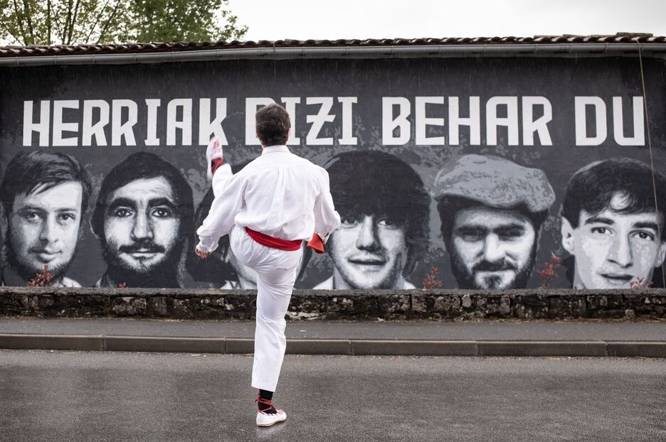 L’artiste Xabxab a rendu hommage à six militants d’Iparretarrak à Saint-Étienne-de-Baïgorry.  