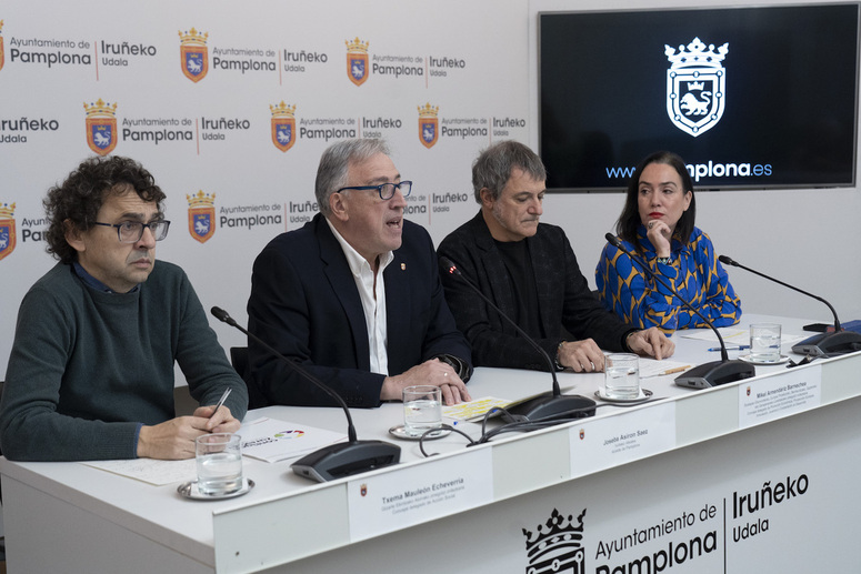 Txema Mauleón (Contigo-Zurekin), Joseba Asiron (alcalde de Iruñea), Mikel Armendariz (Geroa Bai) y Zaloa Basabe (EH Bildu), en la comparecencia conjunta.